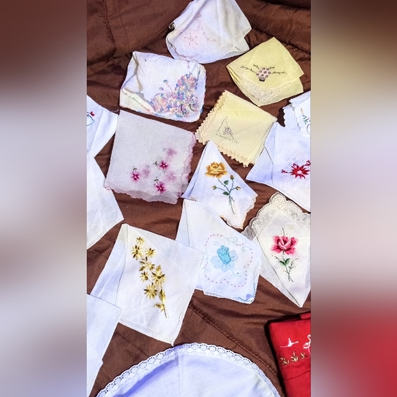 Lot of 20 VTG hand embroidered hankies unbranded. Assorted patterns & materials - Picture 3 of 5